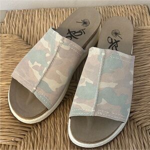 NWOT OTBT Camouflage Slide Sandals